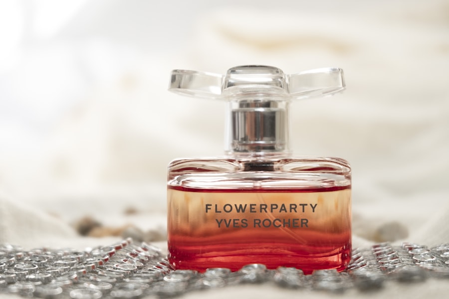 Frasco de perfume con iluminación de estudio profesional, listo para vender online.
